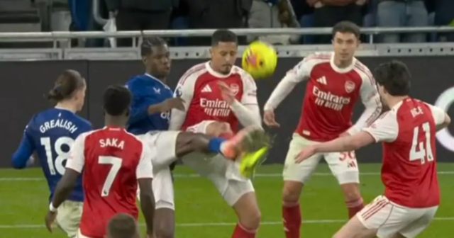 Dôvod, prečo Everton nedostal penaltu, pretože Arsenal má „šťastie“ na Evertonu zamietli penaltu proti Arsenalu