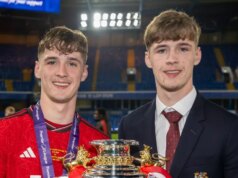 Dôvod, prečo dvojčatá z Man Utd Jack a Tyler Fletcherovci hrajú za rôzne národné tímy Jack Fletcher a Tyler Fletcher s hráčmi do 18 rokov z Man Utd v roku 2024