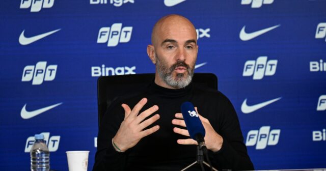 Enzo Maresca hovorí počas tlačovej konferencie