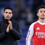 Mikel Arteta a Martin Zubimendi stoja spolu na ihrisku.