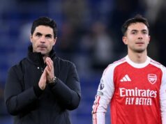 Dve hviezdy Arsenalu čelia nočnému scenáru pozastavenia, keď sa Mikel Arteta pripravoval na obrovskú ranu Mikel Arteta a Martin Zubimendi stoja spolu na ihrisku.