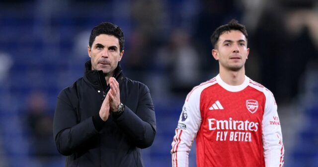 Mikel Arteta a Martin Zubimendi stoja spolu na ihrisku.