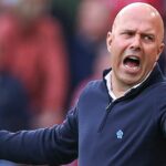 Manažér Liverpoolu Arne Slot sa rozpráva s Mohamedom Salahom z Liverpoolu počas zápasu MD1 fázy Ligy majstrov UEFA 2025/26 medzi Liverpool FC a Atletico de Madrid