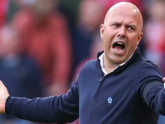 Dve hviezdy Liverpoolu priznali, že nie sú spokojní s Arne Slotom po „hádke“ a urážke Manažér Liverpoolu Arne Slot sa rozpráva s Mohamedom Salahom z Liverpoolu počas zápasu MD1 fázy Ligy majstrov UEFA 2025/26 medzi Liverpool FC a Atletico de Madrid