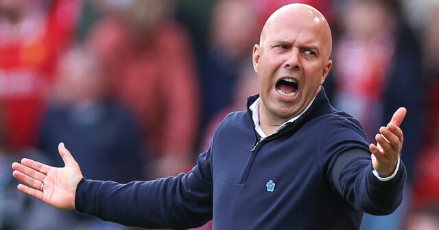 Dve hviezdy Liverpoolu priznali, že nie sú spokojní s Arne Manažér Liverpoolu Arne Slot sa rozpráva s Mohamedom Salahom z Liverpoolu počas zápasu MD1 fázy Ligy majstrov UEFA 2025/26 medzi Liverpool FC a Atletico de Madrid