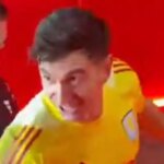 Emi Martinez je uvedená do tunela po tom, čo ju povzbudili fanúšikovia Arsenalu