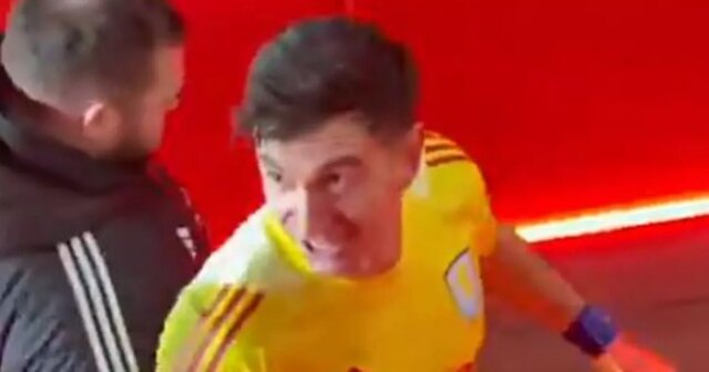 Emi Martinez je uvedená do tunela po tom, čo ju povzbudili fanúšikovia Arsenalu