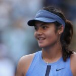 Sabalenka a Kyrgios pózujú s trofejou Battle of the Sexes (AP)