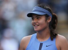 Emma Raducanu zdieľa pochybnosti o Kyrgios v Sabalenka v kontroverznom Battle of the Sexes Sabalenka a Kyrgios pózujú s trofejou Battle of the Sexes (AP)