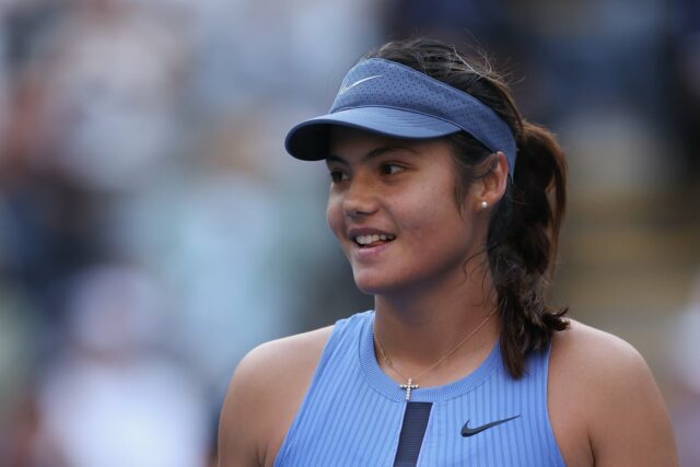 Sabalenka a Kyrgios pózujú s trofejou Battle of the Sexes (AP)