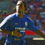 Emmanuel Adebayor rozprúdi debatu umiestnením hráča Liverpoolu nad Didiera Drogbu