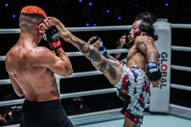 Enkh-Orgil Baatarkhuu omráči Fabricia Andradeho kopom v rotujúcom kolese Enkh-Orgil Baatarkhuu omráči Fabricia Andradeho kopom v rotujúcom kolese