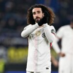 Marc Cucurella z Chelsea tlieska fanúšikom po porážke tímu po zápase MD6 fázy Ligy majstrov UEFA 2025/26 medzi Atalanta BC a Chelsea FC na Stadio di Bergamo 9. decembra 2025 v Bergame v Taliansku