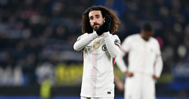 Enzo Maresca bol nútený urobiť rozhodnutie Marca Cucurellu, pretože brutálny Marc Cucurella z Chelsea tlieska fanúšikom po porážke tímu po zápase MD6 fázy Ligy majstrov UEFA 2025/26 medzi Atalanta BC a Chelsea FC na Stadio di Bergamo 9. decembra 2025 v Bergame v Taliansku