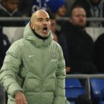 Taliansky hlavný tréner Chelsea Enzo Maresca gestikuluje na čiare počas štvrťfinálového futbalového zápasu anglického Ligového pohára medzi Cardiff City a Chelsea na Cardiff City Stadium v ​​Cardiffe v južnom Walese 16. decembra 2025.