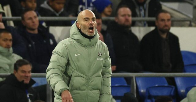 Enzo Maresca dôrazne prerušil spojenie s Man City s prísľubom Taliansky hlavný tréner Chelsea Enzo Maresca gestikuluje na čiare počas štvrťfinálového futbalového zápasu anglického Ligového pohára medzi Cardiff City a Chelsea na Cardiff City Stadium v Cardiffe v južnom Walese 16. decembra 2025.