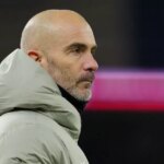 Enzo Maresca z Chelsea sleduje štvrťfinálový zápas pohára Carabao proti Cardiff City