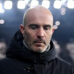 Enzo Maresca, hlavný tréner FC Chelsea, gestikuluje počas zápasu Ligy majstrov UEFA 2025/26 proti Atalante BC