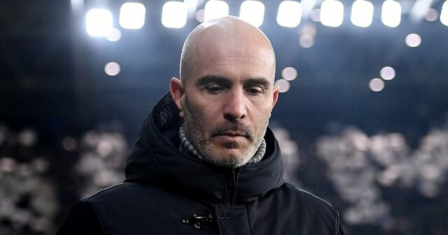 Enzo Maresca, hlavný tréner FC Chelsea, gestikuluje počas zápasu Ligy majstrov UEFA 2025/26 proti Atalante BC