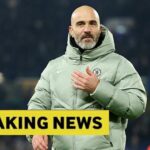 Enzo Maresca, hlavný tréner Chelsea, sleduje pred zápasom Premier League medzi Chelsea a Arsenalom na Stamford Bridge 30. novembra 2025...