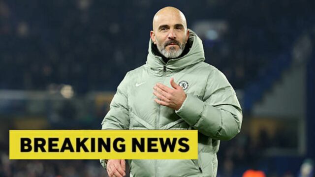 Enzo Maresca, hlavný tréner Chelsea, sleduje pred zápasom Premier League medzi Chelsea a Arsenalom na Stamford Bridge 30. novembra 2025...