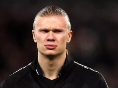 Erling Haaland poslal jasné posolstvo Arsenalu po krviprelievaní vo výhre Man City proti Fulhamu Erling Haaland stojí na ihrisku.