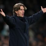 Thomas Frank, manažér Tottenhamu Hotspur, reaguje počas zápasu Premier League