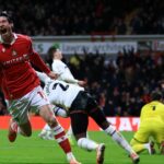 Hviezda Wrexhamu Kieffer Moore oslavuje gól proti Sheffieldu United