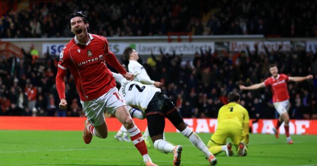 Hviezda Wrexhamu Kieffer Moore oslavuje gól proti Sheffieldu United