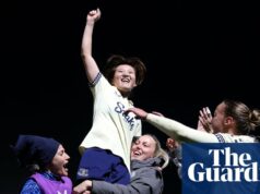 Everton ohromil Chelsea a navyše sa dostal do Top 100 Guardian – týždenník ženského futbalu | ženská superliga Chelsea FC vs Everton - ženská Super League BarclaysKINGSTON NA TEMŽI, ANGLICKO - 7. DECEMBER: Honoka Hayashi z Evertonu oslavuje víťazstvo so spoluhráčmi po zápase Barclays Women's Super League medzi Chelsea FC a Evertonom v Kingsmeadow 7. decembra 2025 v anglickom Kingstone upon Thames. (Foto Alex Davidson - WSL/WSL Football cez Getty Images)
