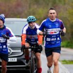 Kevin Sinfield v prvý deň výzvy 7 v 7: Spolu 2025 z Bury St. Edmunds do Ipswichu.