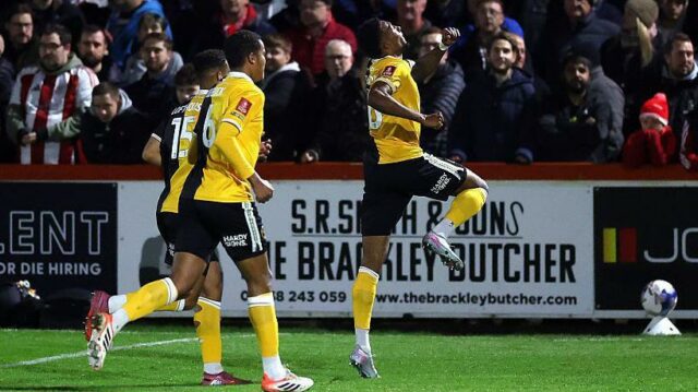 FA Cup: Shadeov hetrik v Brackley posúva Burtona na pokraj BBC