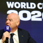 WASHINGTON, DC – 6. DECEMBER: Gianni Infantino, prezident FIFA, hovorí počas oficiálneho oznámenia rozpisu zápasov Majstrovstiev sveta vo futbale 2026 6. decembra 2025 vo Washingtone, DC. (Foto od Tasosa Katopodisa – FIFA/FIFA cez Getty Images)