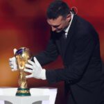 Hlavný tréner Argentíny Lionel Scaloni s trofejou pre majstrovstvá sveta