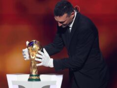 FIFA sa ospravedlnila po tom, čo bol víťaz majstrovstiev sveta nútený nosiť rukavice, aby sa dotkol trofeje Hlavný tréner Argentíny Lionel Scaloni s trofejou pre majstrovstvá sveta