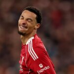 Hugo Ekitike reaguje na ihrisku.