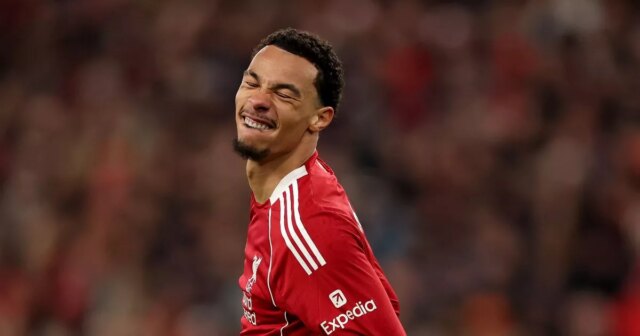 Hugo Ekitike reaguje na ihrisku.