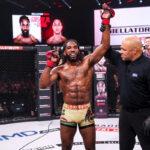 LAS VEGAS, NEVADA – 1. MAREC: (RL) Manel Kape z Angoly udrel Asu Almabajeva z Kazachstanu v zápase mušej váhy počas podujatia UFC Fight Night na UFC APEX 1. marca 2025 v Las Vegas, Nevada. (Foto: Jeff Bottari/Zuffa LLC)