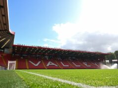 Fanúšik Charltona zomrel po tom, čo bol zápas v Portsmouthe prepustený z dôvodu lekárskej pohotovosti Lekárska pohotovosť sa odohrala na nižšej úrovni Charltonovho krytého konca (WSL Football cez Getty Images)