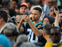 Fanúšik Panthers Steph Curry nasáva skúsenosti v Severnej Karolíne, keď omráčia bukanýrov v napínavom víťazstve logo pochodového šialenstva