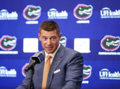 Fanúšikovia CFB ohromení odvážnym gestom NIL od Jona Sumralla po kroku na Floride logo pochodového šialenstva