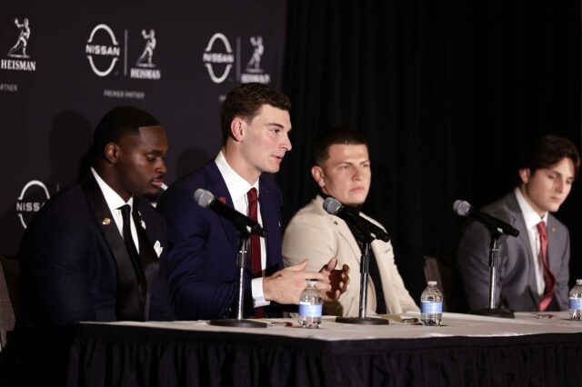 Fanúšikovia CFB to strácajú kvôli interakcii finalistov virálnej trofeje Heisman logo pochodového šialenstva