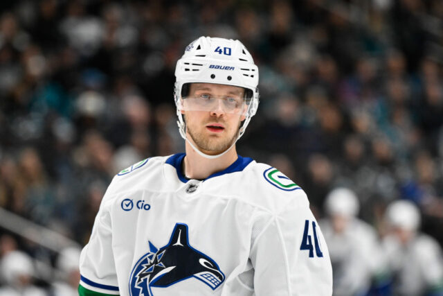 Fanúšikovia Canucks reagujú, keď hviezdny útočník Elias Pettersson vynechá zápas proti Minnesote Wild za 92,8 milióna dolárov
