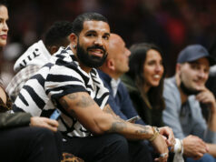 Fanúšikovia Eagles prenasledovaní „Drake Curse“, keď si kanadský rapper oblieka legendárny dres Philadelphie WR logo pochodového šialenstva