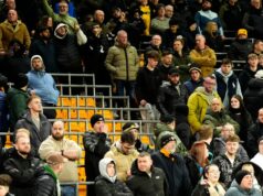 Fanúšikovia Furious Wolves počas stretu v Man Utd surovo skandujú šéfa Molineux Jeffa Shi. Fanúšikovia Wolves