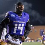 Fanúšikovia Jamesa Madisona hádžu snehové gule a počas hry takmer zasiahli hráča Troy