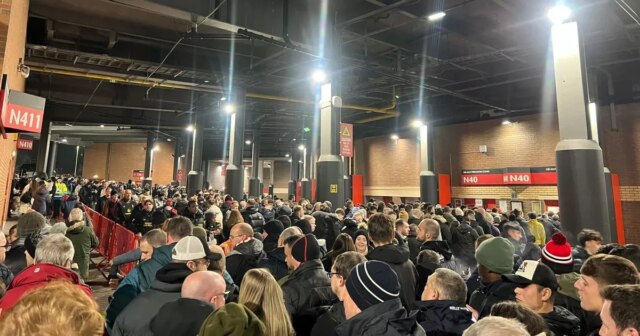 Fanúšikovia Man Utd zostali v obrovských radoch
