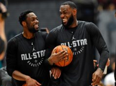 Fanúšikovia NBA v stehoch ako „Bootleg Version“ Hawksovho Guard Botches v hodnote 60 647 200 dolárov Dwayne Wade-LeBron James Iconic Celebration logo pochodového šialenstva