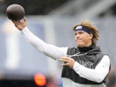 Fanúšikovia NFL ako klaun Jaxsona Darta pred zápasom v 13. týždni hry MNF vs. Patriots logo pochodového šialenstva