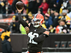 Fanúšikovia NFL opekajú Shedeura Sandersa, ktorého si v 17. týždni vybral nováčik Steelers logo pochodového šialenstva